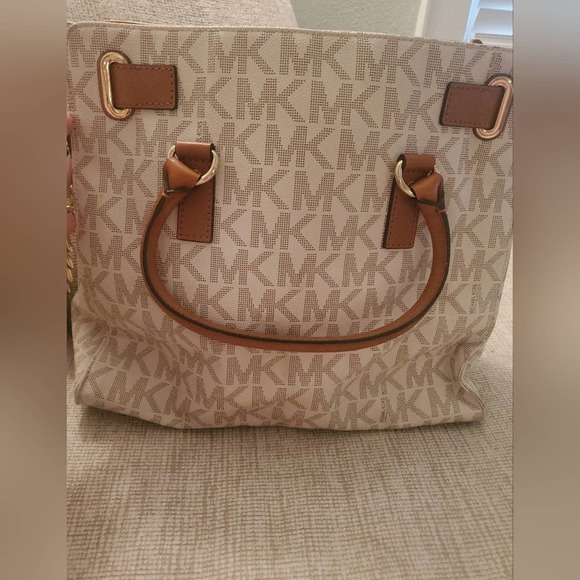 Michael Kors Large Hamilton Tote in Vanilla - Picture 6 of 9
